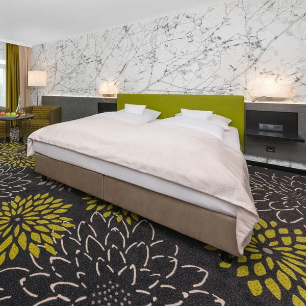 Economy Zimmer mit Doppelbett und Sesseln Grün
Hotelzimmer Stuttgart