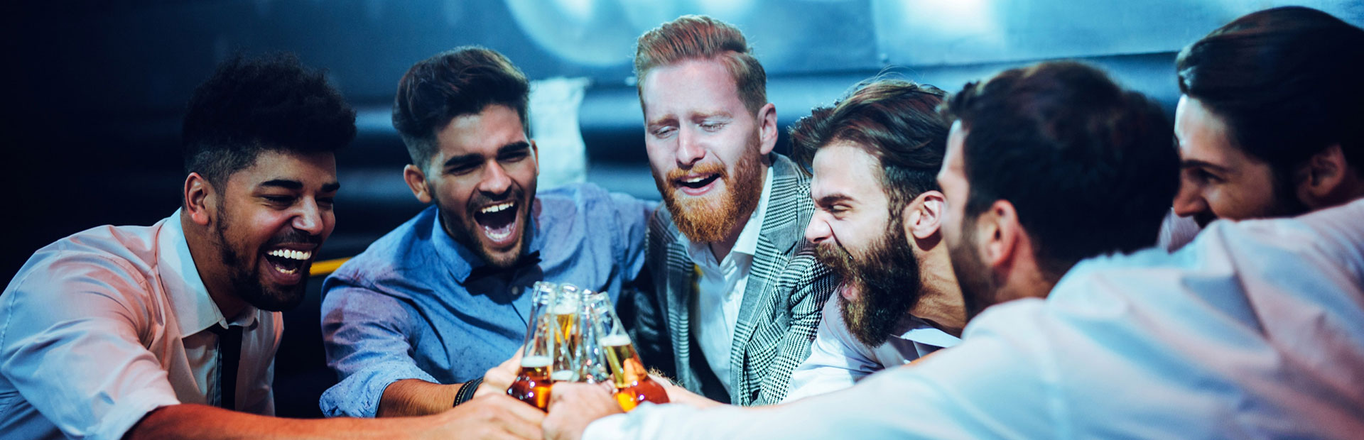 Junggesellenabschied - 6 Männer feiern mit Bier