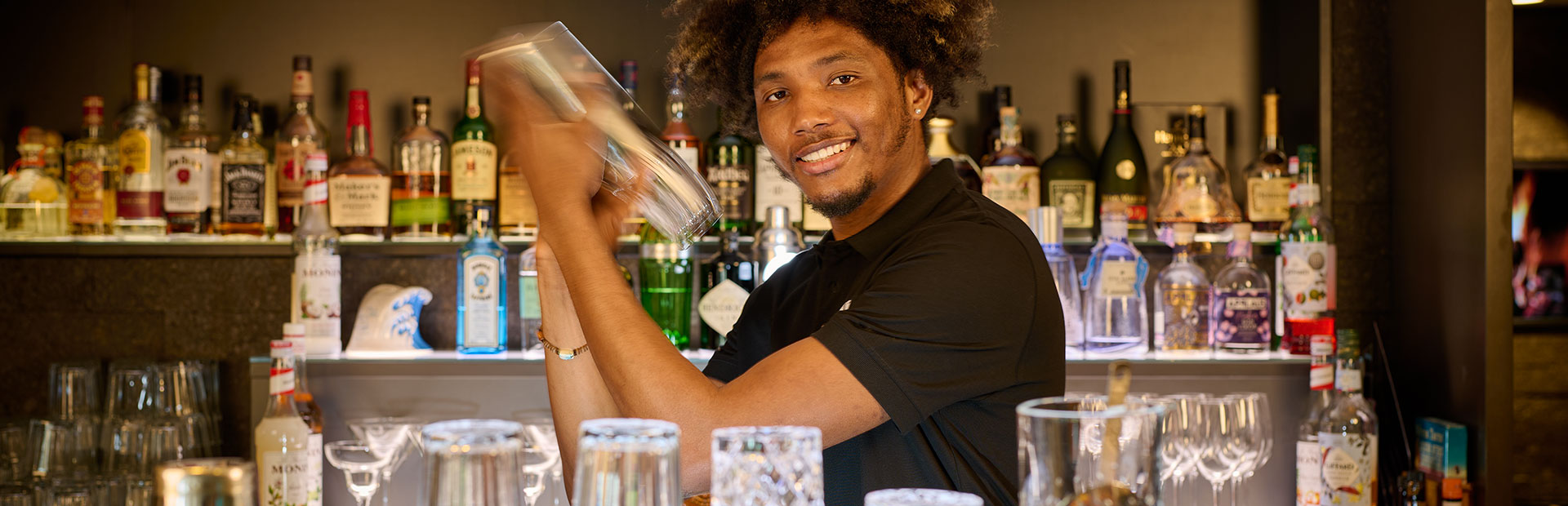 Cocktail Shaker in der Bar des SI-SUITES Hotels in Stuttgart