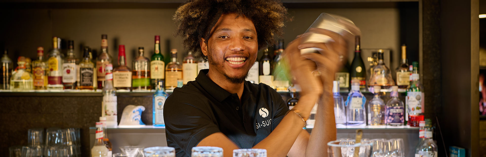 Lächelnder Barkeeper im SI-SUITES Hotel Stuttgart