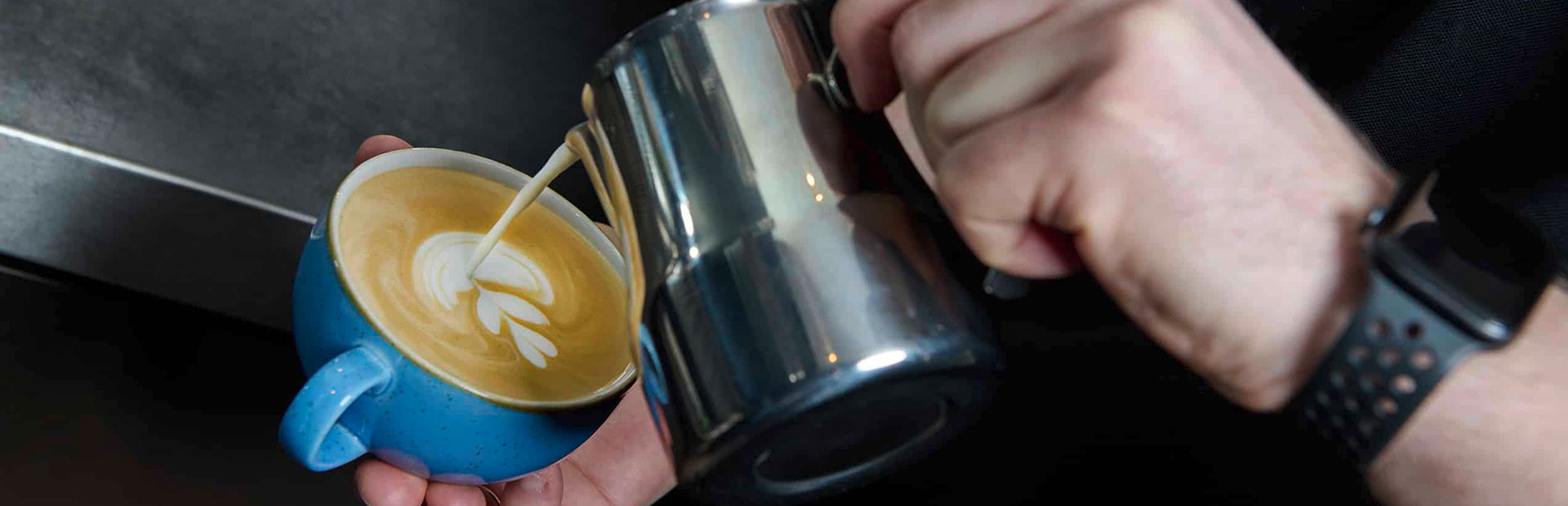 Barista serviert einen Cappuccino mit Latte Art im 101 Bar Stuttgart SI-SUITES