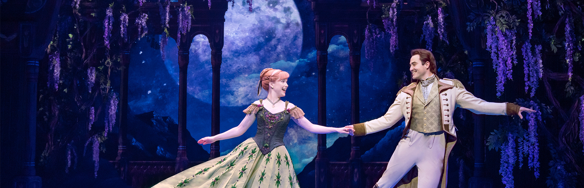 Anna and Hans dance on stage - live performance