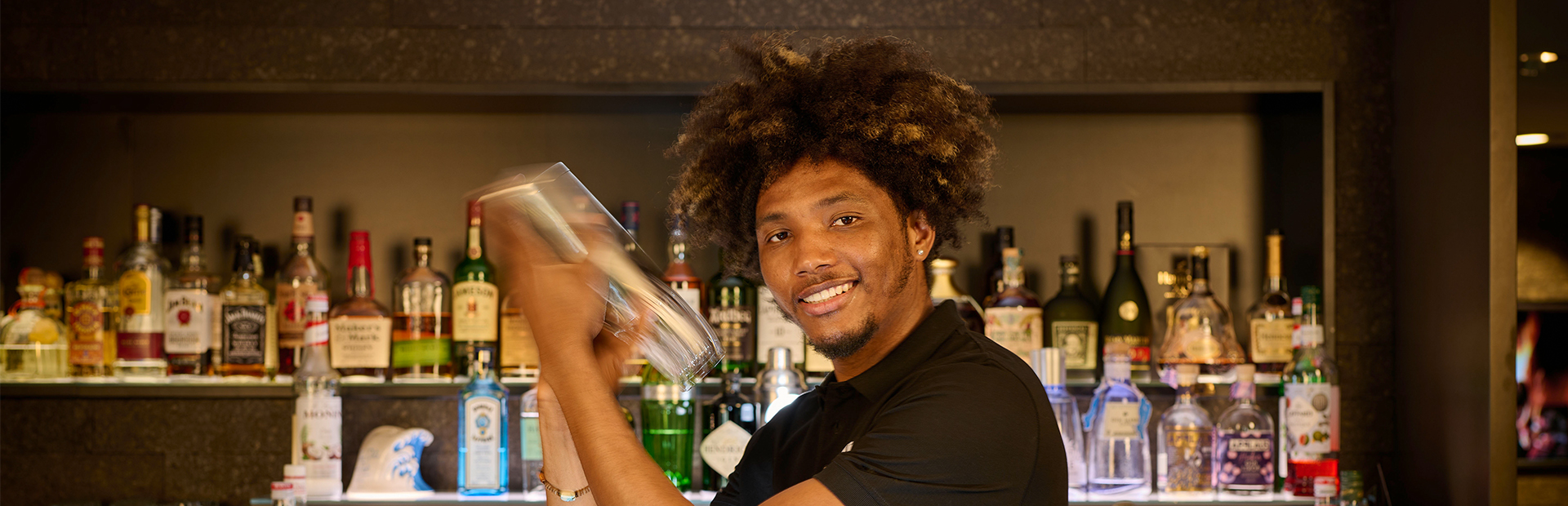 Barkeeper am Cocktail shaken SI-SUITES Hotel 101Bar