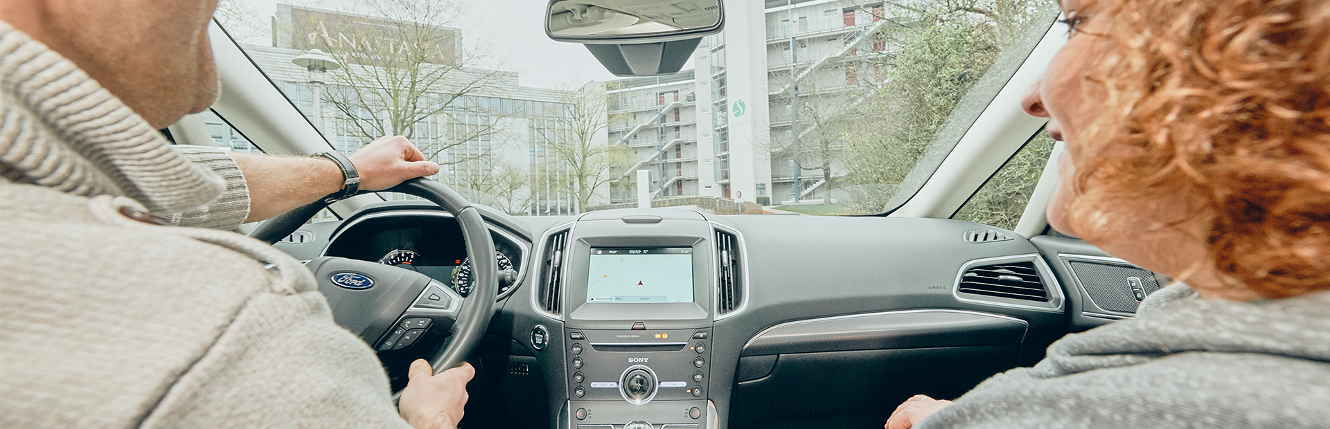 Mann und Frau Parken in den SI-SUITES Stuttgart