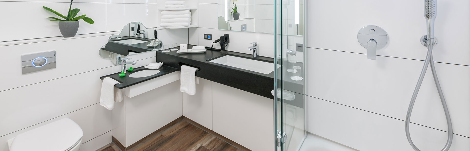 Bathroom in the family room of the SI-SUITES Hotel in Stuttgart
