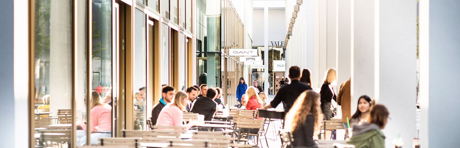 Café-Pause nach dem Einkaufen in Outletcity Metzingen