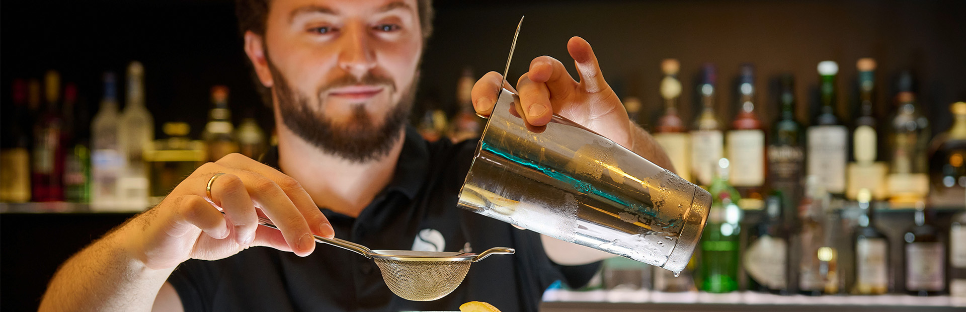 Ein Barkeeper bei der Arbeit in der 101Bar