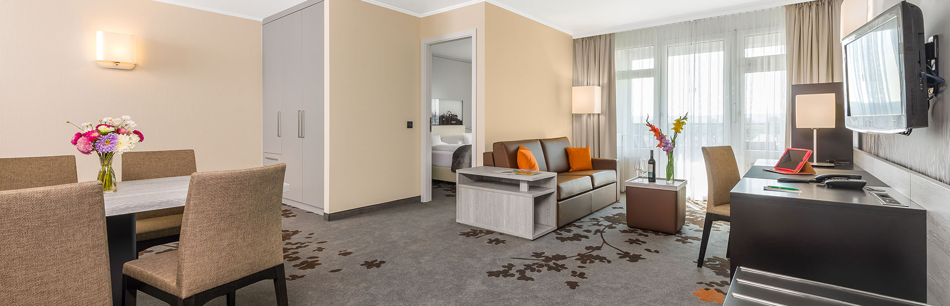 Elegant living room in a spacious suite at the SI-SUITES Hotel Stuttgart with stylish furnishings
