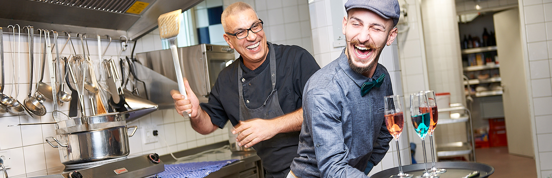 Kollegen in der Service-Küche des SI-SUITES Hotels haben Spaß