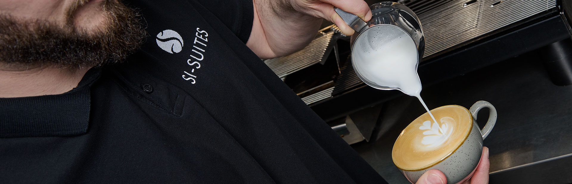 Kunstvoll zubereiteter Cappuccino im SI-SUITES Hotel Stuttgart