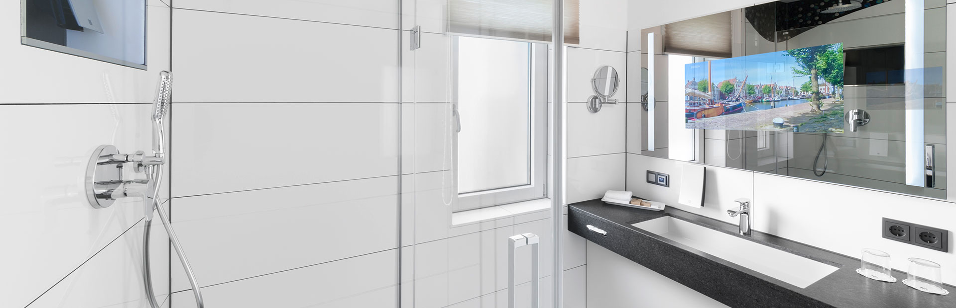 Lichtdurchflutetes Badezimmer im SI-SUITES Hotel Stuttgart Superior Zimmer