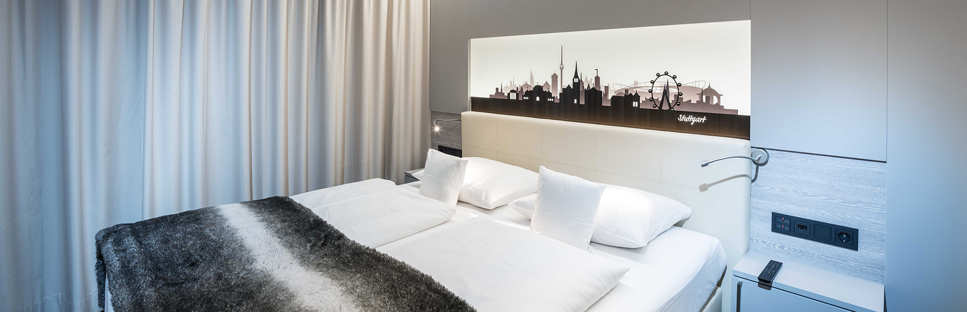 Modernes Schlafzimmer mit einem großen Bett in den SI-SUITES