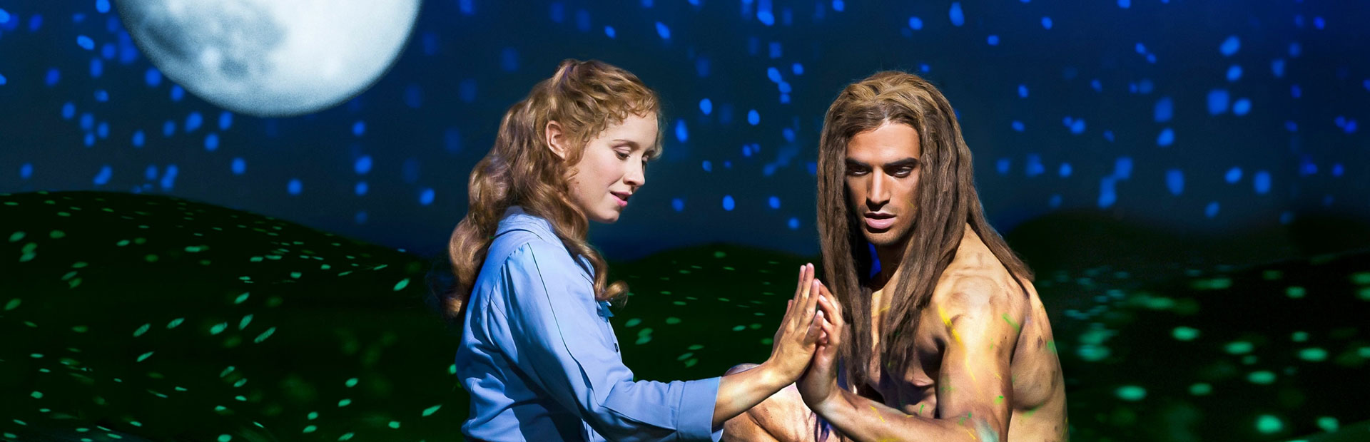 Tarzan und Jane in einem berührenden Moment auf der Bühne